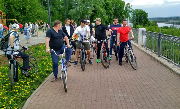 Неограждённые люки и нескошенная трава: Илья Шульгин устроил велорейд для оценки благоустройства города