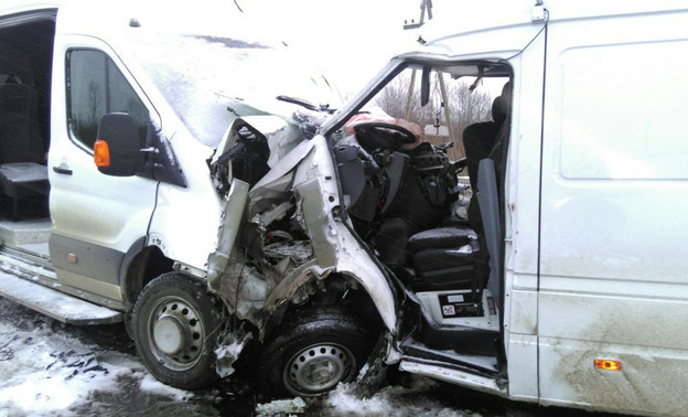 В Кировской области микроавтобус столкнулся с фургоном. Есть жертвы