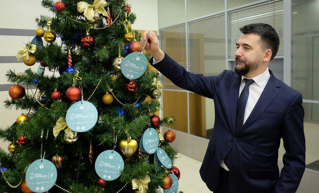 Кировские чиновники вручат новогодние подарки детям-инвалидам