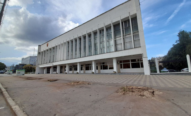 У здания администрации Кирова вырубили липы