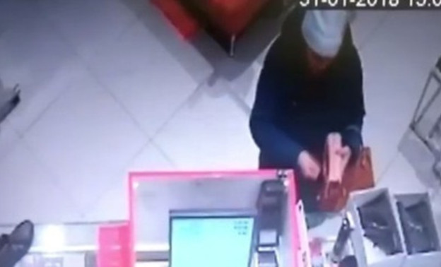 Полицейские разыскивают мошенницу, которая в магазине «заработала» на покупке товара