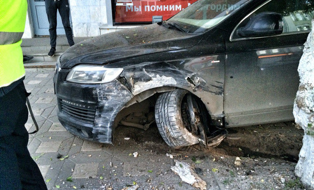 ДТП в центре Кирова: пьяный водитель дорогой иномарки вылетел на тротуар
