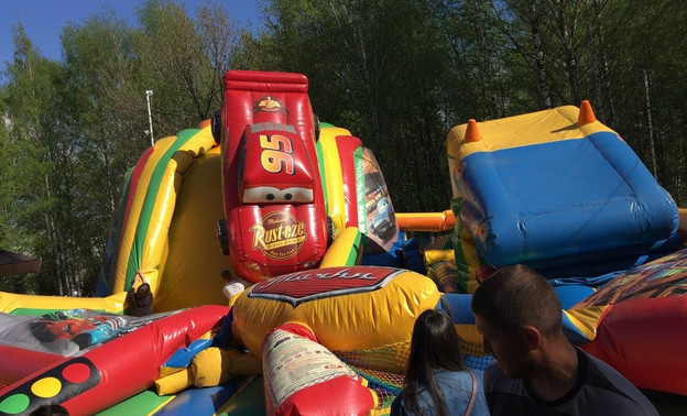 В Кирове рядом с цирком лопнул батут. В этот момент на нём прыгали дети