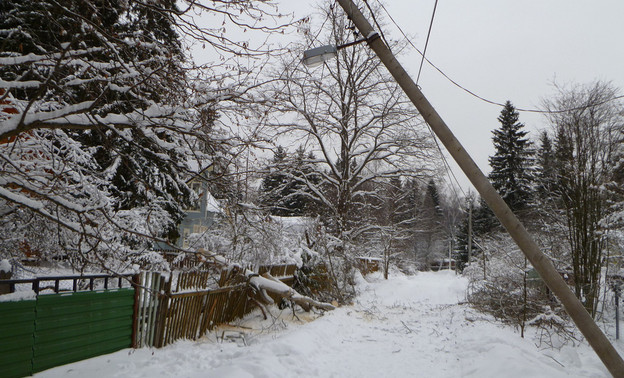 Кировские энергетики устраняют последствия ледяного дождя