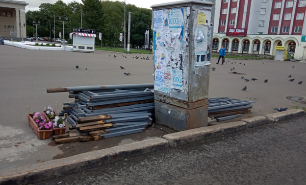 На Ленина у филармонии убрали серые заборы