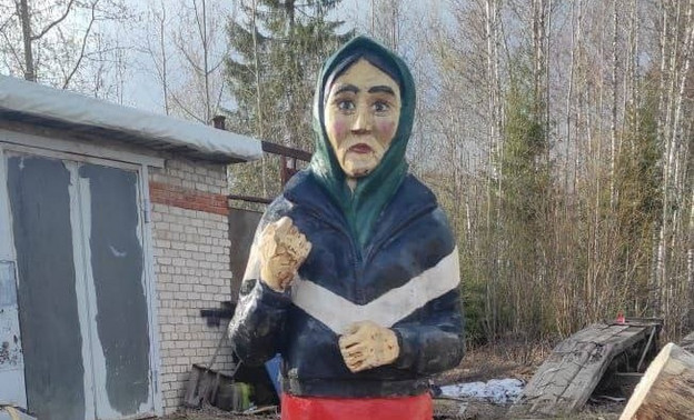 В Омутнинском районе сделали деревянную статую бабушки с красным флагом