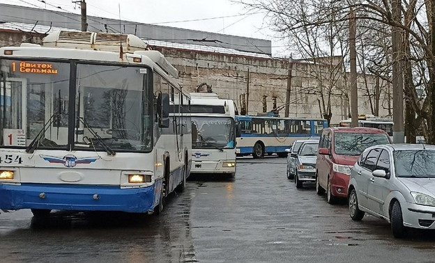 В Кирове из-за одной машины нарушился график работы восьми троллейбусов