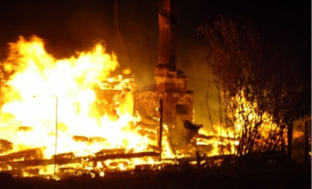 В Арбажском районе мужчина пытался украсть бензин, но случайно сжёг жилой дом