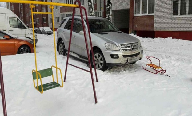За парковку на газонах и нарушения во время раскопок кировчан оштрафовали почти на 3 миллиона рублей