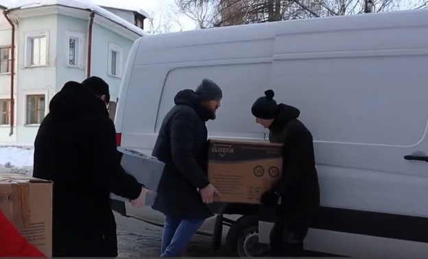 В зону спецоперации кировским десантникам передали гуманитарный груз