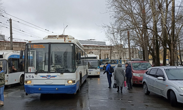 Вячеслав Симаков отчитал главу ГИБДД Кирова за медленную реакцию на сообщения о задержке троллейбусов