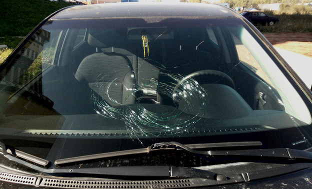 В Верхошижемском районе неизвестные кидают камни в стёкла машин