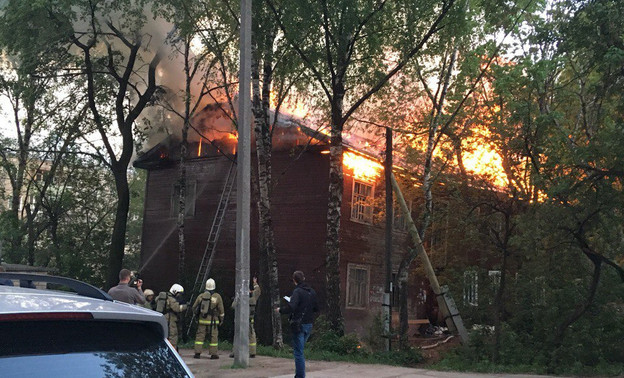 В Кирове снова горел заброшенный дом на Красноармейской