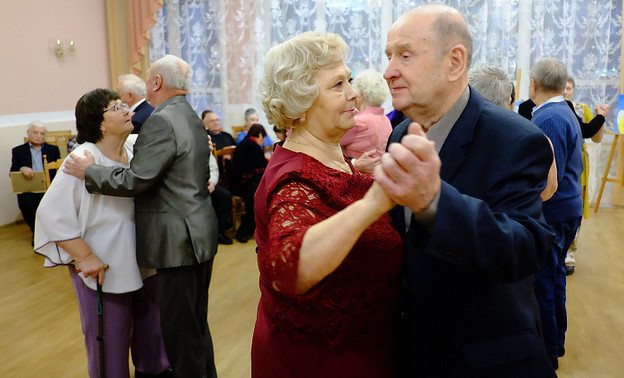 В Кировском городском отделе ЗАГС супружеские пары отметили 50 и 55 лет семейной жизни