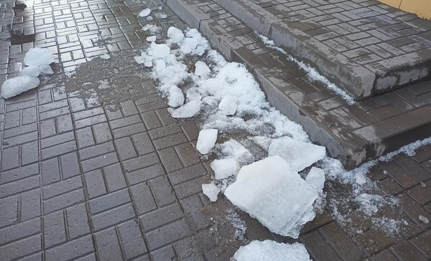 В Кирове возбудили дело после падения ледяной глыбы на женщину
