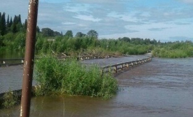 В Верхнекамском районе снова затопило мост