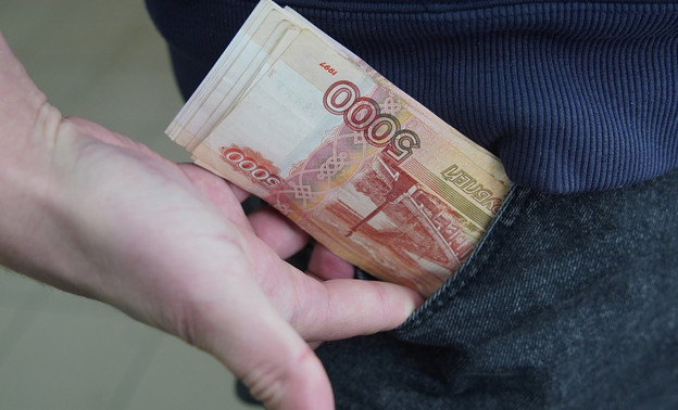В Уржумском районе подросток украл почти 30 тысяч рублей с карты знакомого
