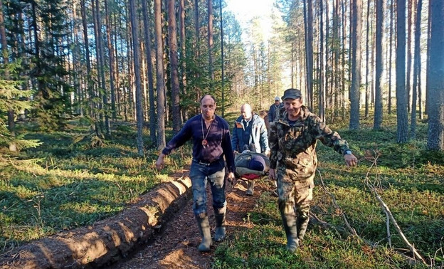 В Слободском лесу спасли женщину, собиравшую клюкву на болоте