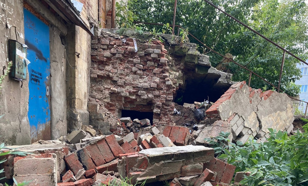 Жильцы исторического дома на ул. Казанской вынуждены ходить по разрушающемуся крыльцу