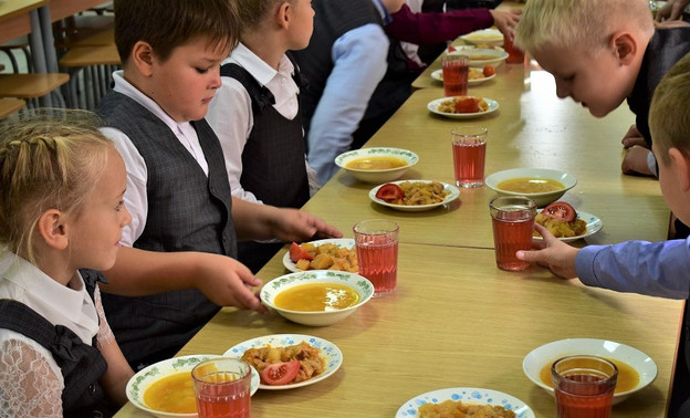 Школы Кирова планируют перевести на новую форму питания