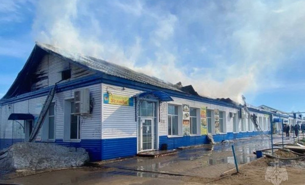 В посёлке Даровском в здании с магазинами и столовой случился пожар