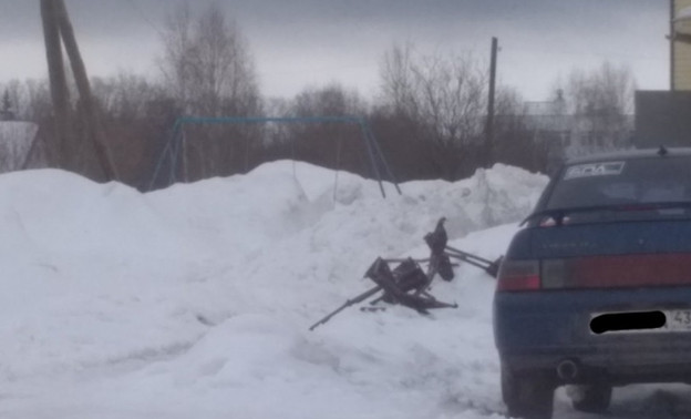 Очевидцы: снежная лавина с крыши рухнула на коляску с ребёнком