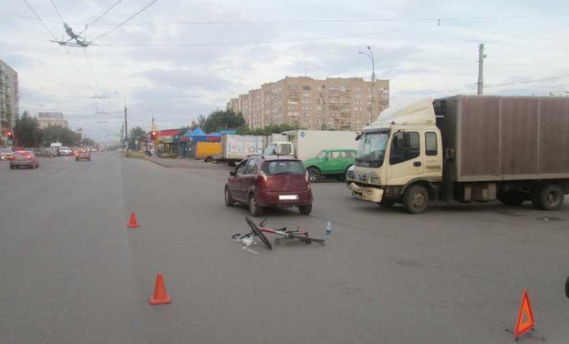 На улице Воровского водитель иномарки сбил 70-летнего велосипедиста