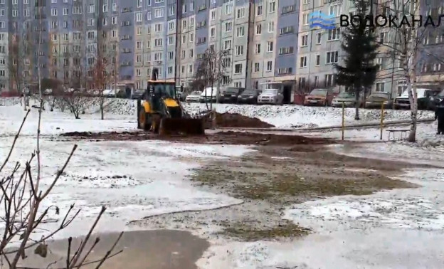 На улице Московской сломалась чугунная труба на сетях водоснабжения