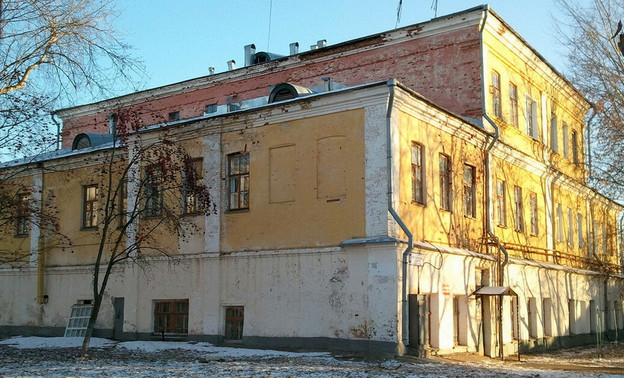 Кировскую управляющую компанию обязали отреставрировать здание духовной консистории
