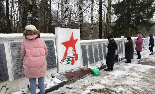 Волонтёры привели в порядок места захоронений на Лобановском кладбище Кирова