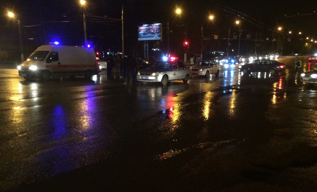 Ночью в Кирове таксист сбил оформлявших аварию сотрудников ДПС: один из автоинспекторов погиб