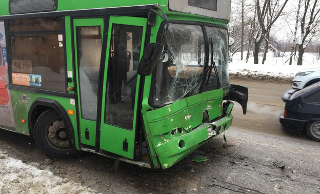 Сегодня в Кирове при столкновении двух автобусов пострадали четыре человека