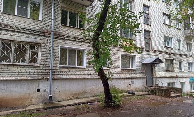 В Кирове будут судить мужчину, который вытолкнул женщину из окна жилого дома