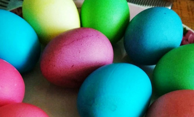 Священник назвал три запрещённых Церковью цвета для покраски яиц к Пасхе