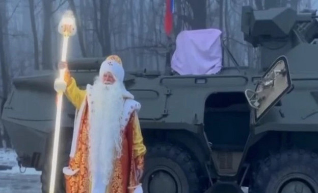 В Белгороде Дед Мороз проехался на БТР