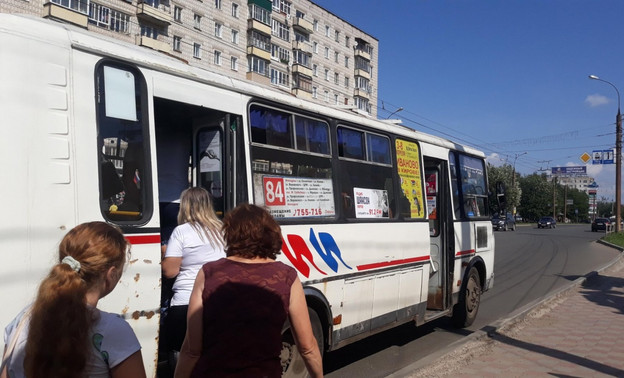 Из-за падения пассажирки при резком торможении автобуса начали проверку