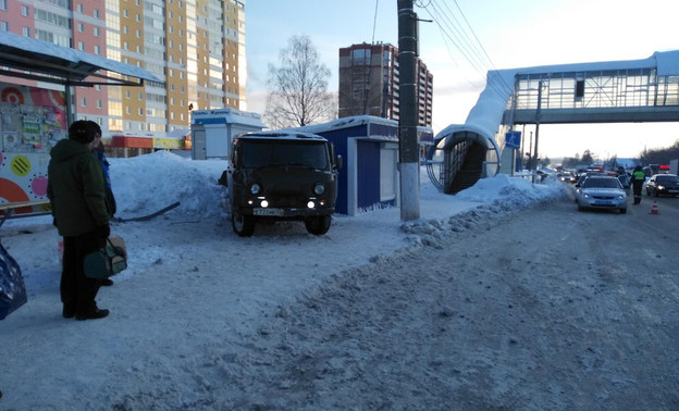 На Ленина «буханка» врезалась в людей на автобусной остановке