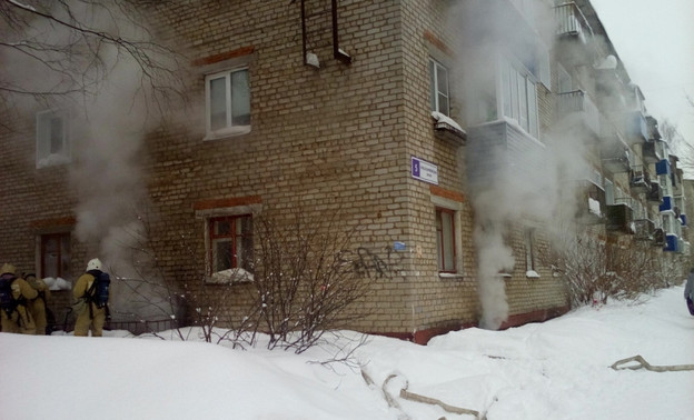 В Кирово-Чепецке пожарные спасли из горящего дома 39 человек