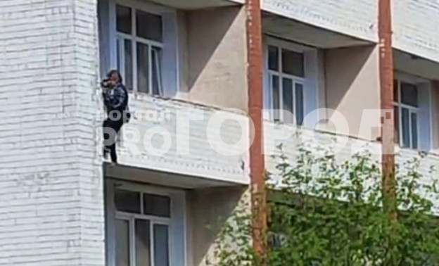 В Кирове мужчина упал с балкона во время неудачной попытки побега из больницы
