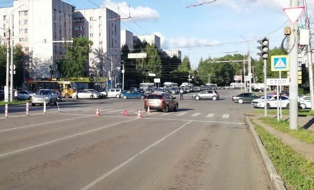 В Кирове автомобиль сбил мальчика на самокате