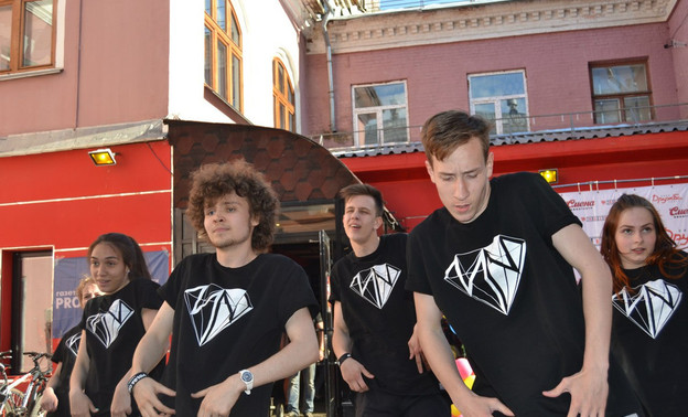 Более 200 танцоров покажут класс на центральной улице Кирова