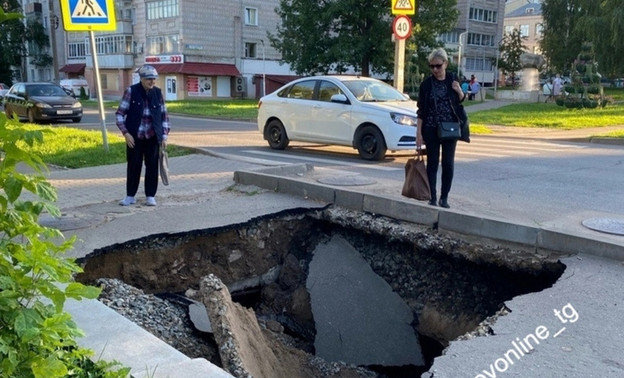 На одной из улиц в центре Кирова образовалась огромная яма