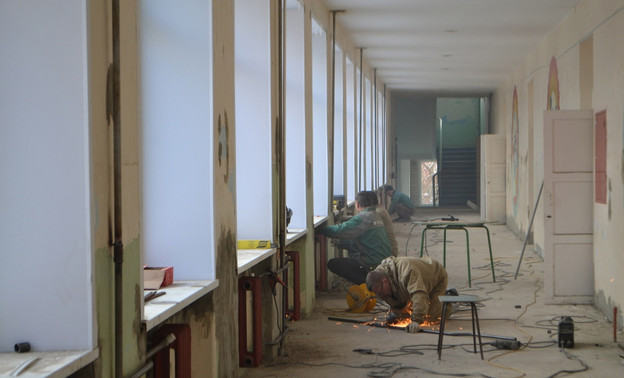 В кирово-чепецкой школе №7 устанавливают радиаторы отопления
