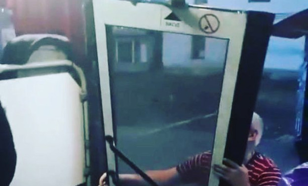 В кировском автобусе на ходу отвалилась дверь