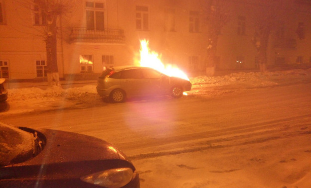 В Кирове около кинотеатра «Смена» горел автомобиль