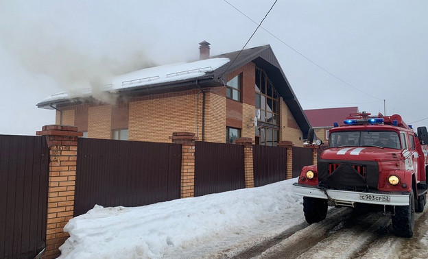 В Афанасьевском районе загорелась крыша частного дома