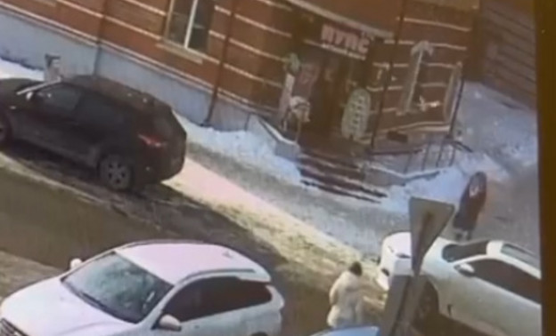 В Кирове три человека пострадали от схода снега с крыши