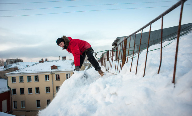 Кировские коммунальщики справились с очисткой крыш от снега
