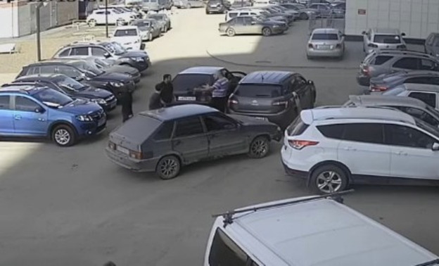В Кирове трое мужчин избили таксиста за сделанное замечание