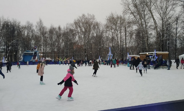 В парке Гагарина временно закрыли каток